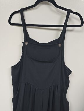 Amazon Black Sleeveless Jumpsuit with Buttoned Straps